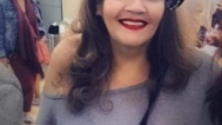 felicidad cumpleaÃ±os Plantilla de la tarjeta del feliz cumpleaños con un fondo púrpura y