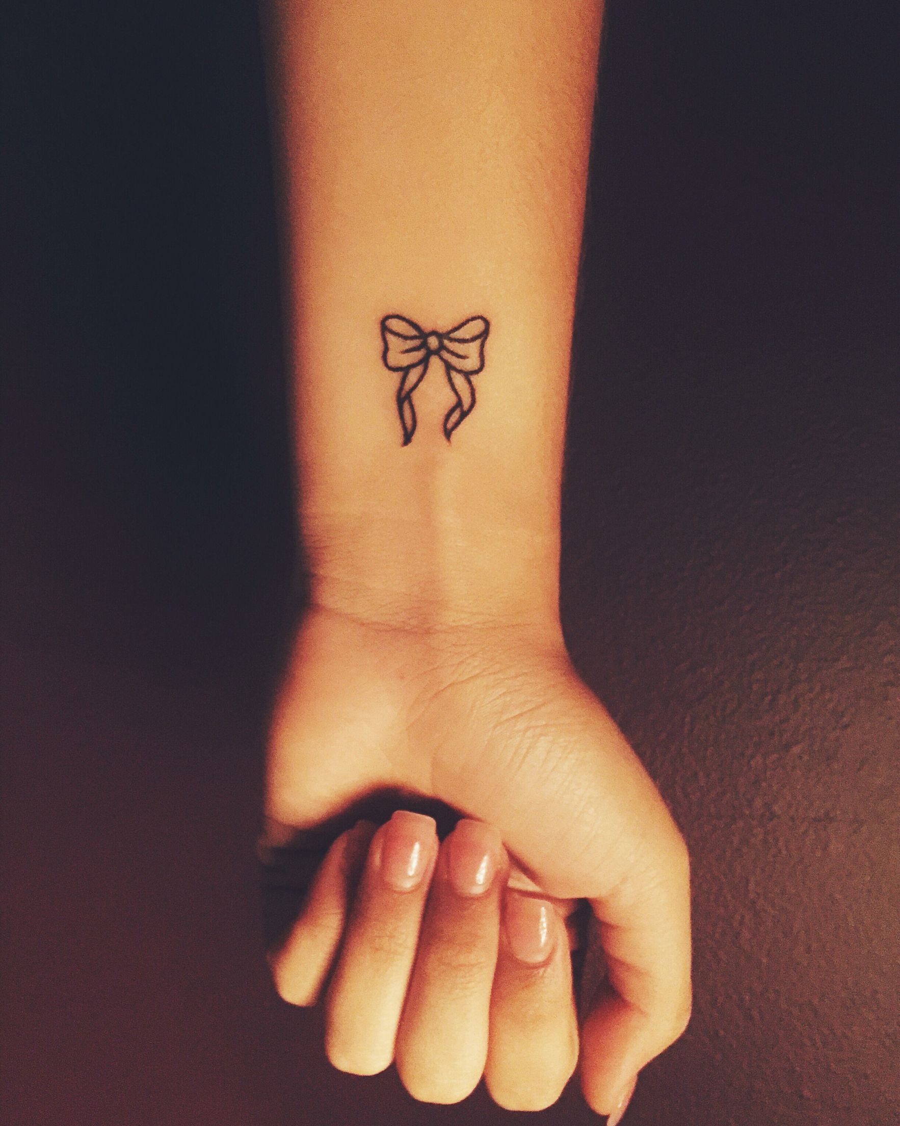 Small bow tattoo- cute wrist tattoo- | Kleine tattoos, Kleines tattoo